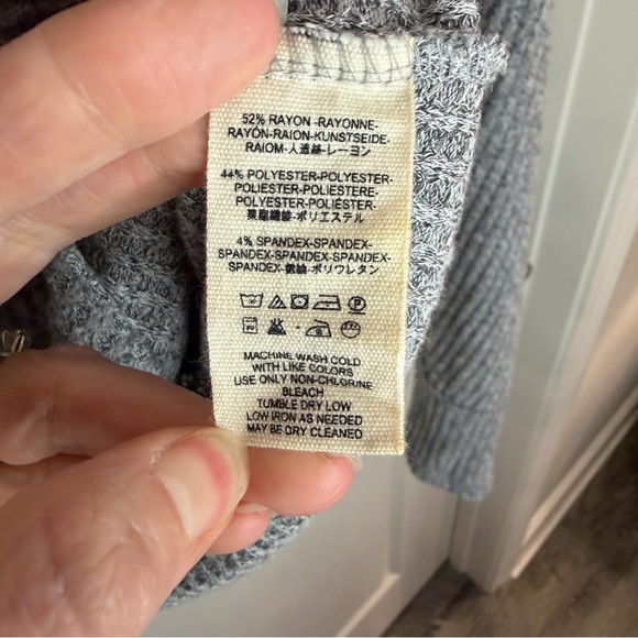 Free People Crazy on You Gray OffShoulder Crop Bell-Sleeve Sweater Women’s Small - Picture 8 of 9